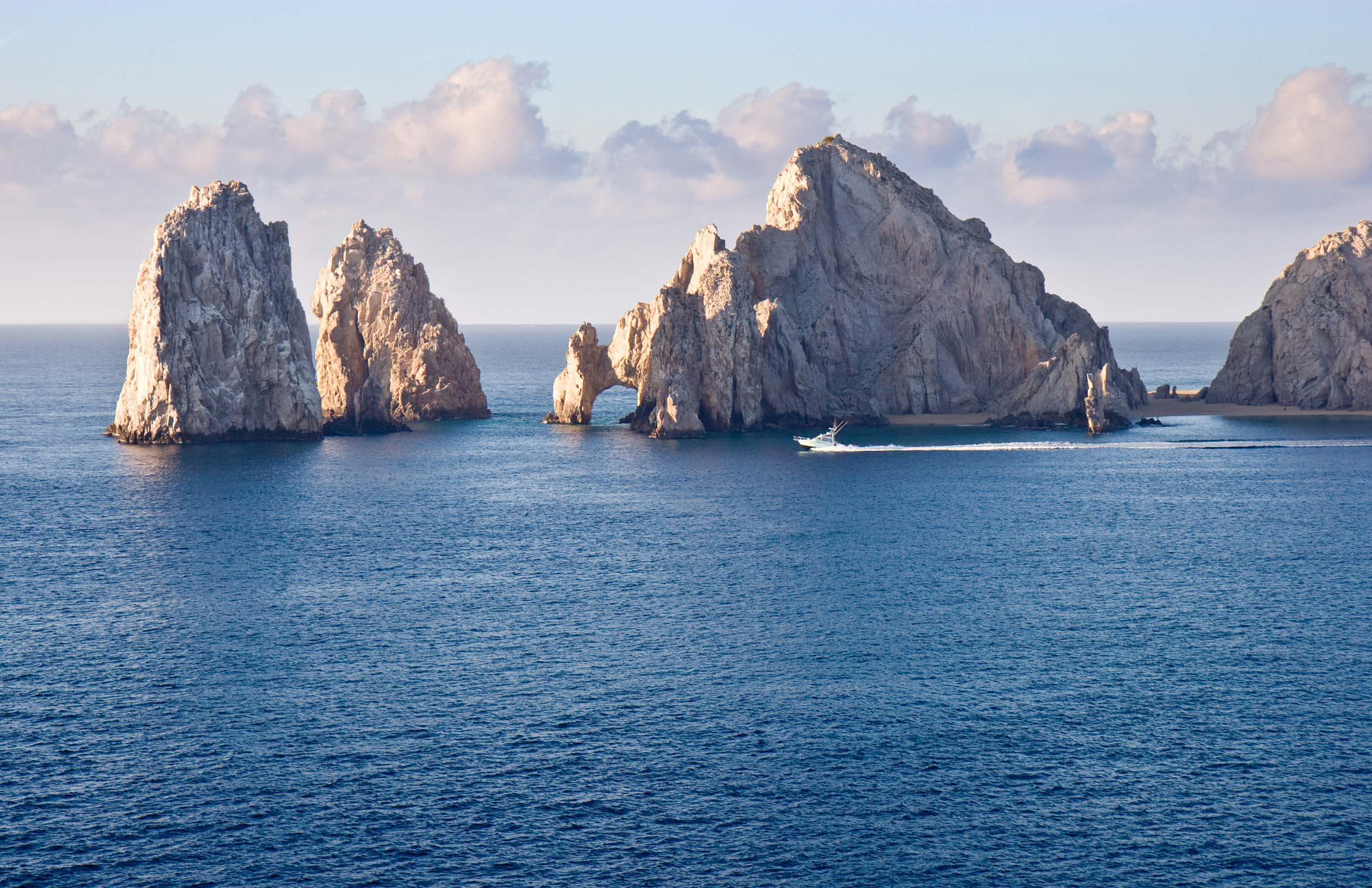 Where is Los Cabos? What is the difference between Cabo San Lucas and San José del Cabo?